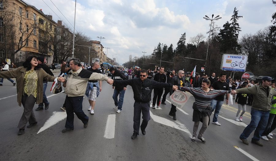 Χιλιάδες Βούλγαροι κλείνουν τους δρόμους κατά των αυξήσεων στα καύσιμα