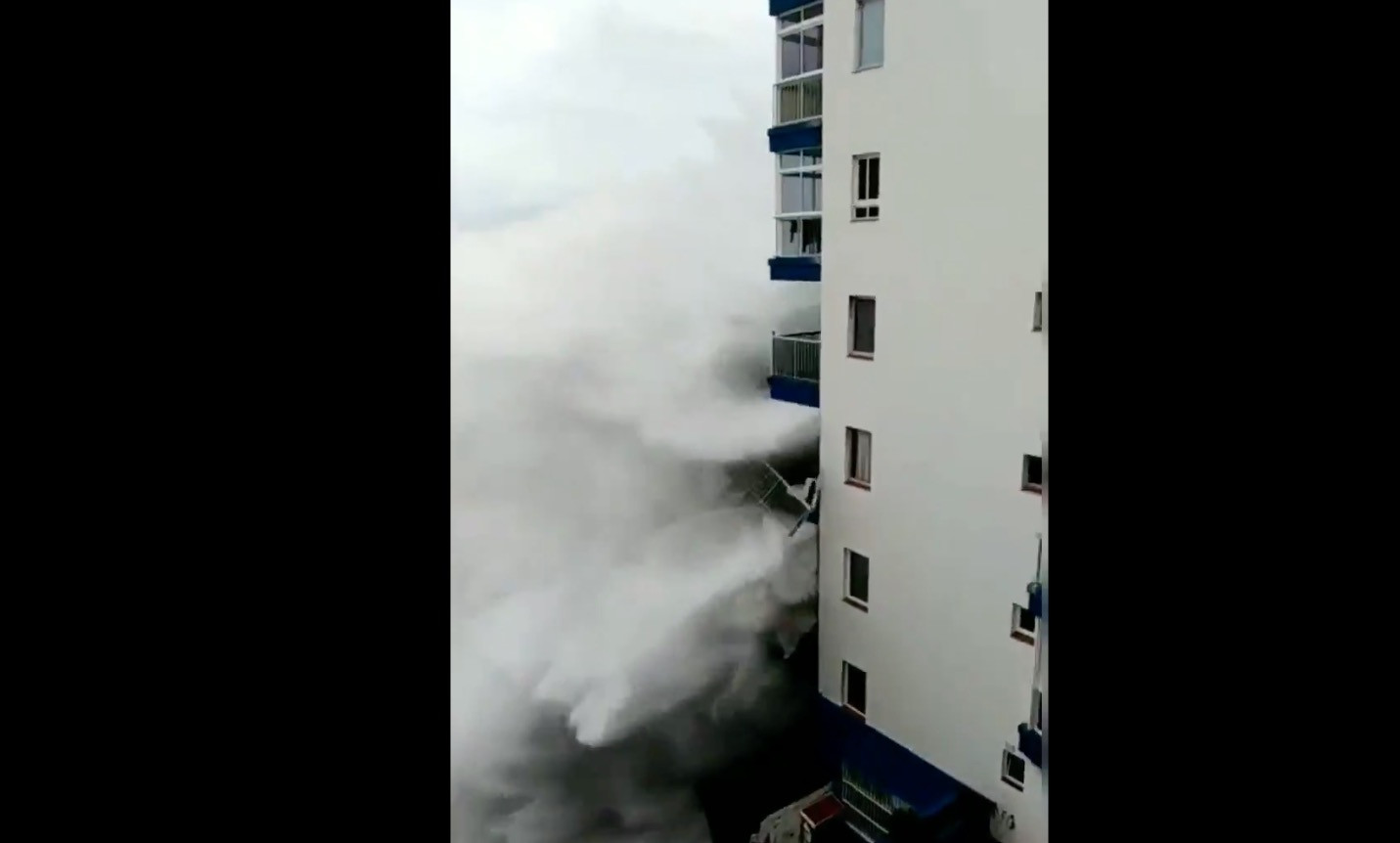 Τενερίφη: Θηριώδη κύματα «σκεπάζουν» ξενοδοχείο [Βίντεο]