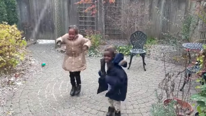 Η αντίδραση δυο προσφυγόπουλων από την Αφρική όταν βλέπουν για πρώτη φορά χιόνι [Βίντεο]