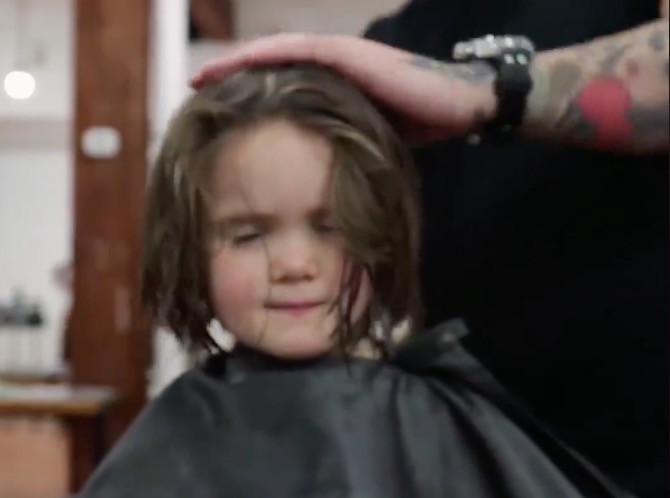 Αυτό το κοριτσάκι έκοψε τα μαλλιά του για καλό σκοπό [ΒΙΝΤΕΟ]
