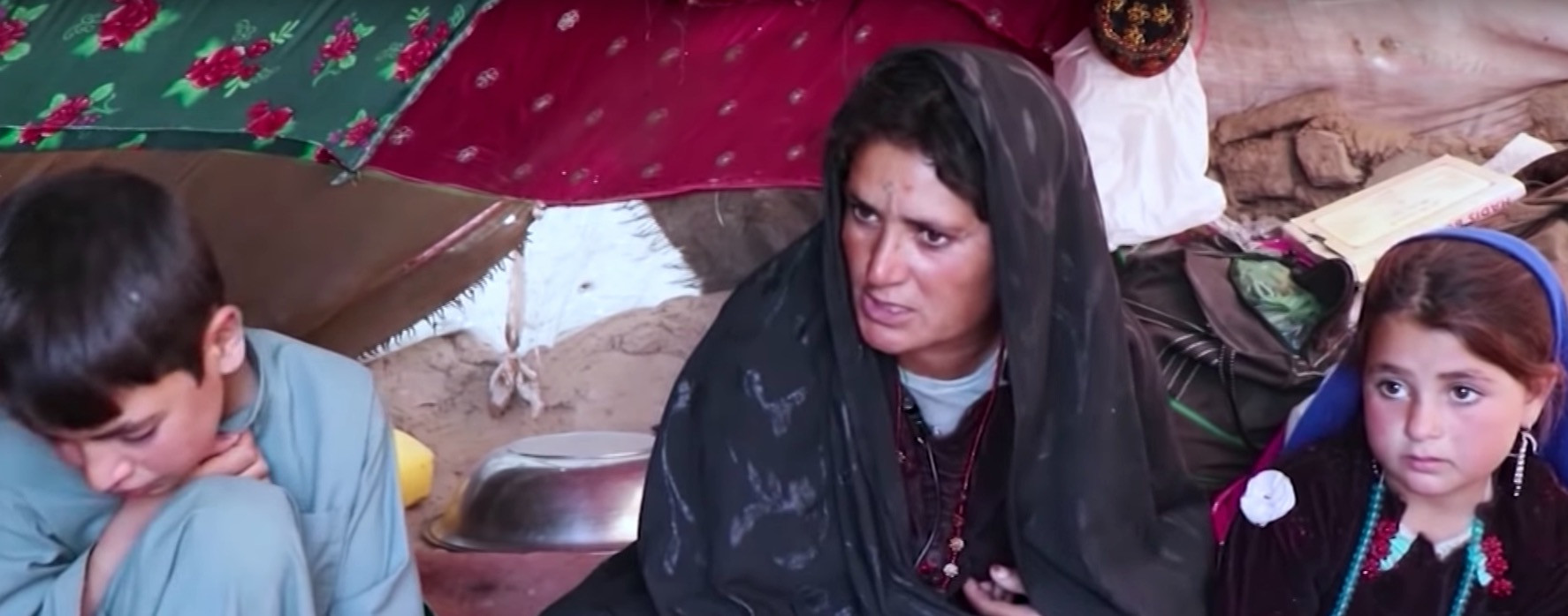 Στο Αφγανιστάν οι γονείς πουλάνε τα παιδιά τους για να τα σώσουν από την πείνα [Βίντεο]