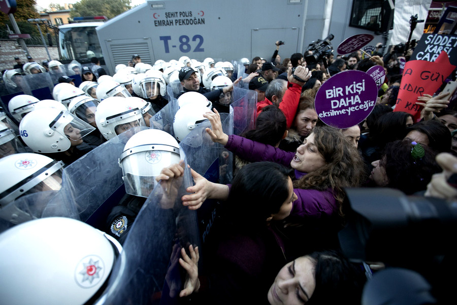Με χημικά και ξύλο διέλυσαν την πορεία κατά της βίας στις γυναίκες στην Τουρκία