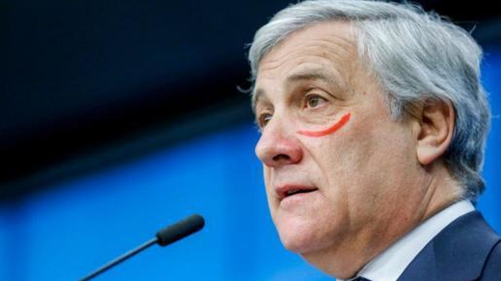 Γιατί ο πρόεδρος του Ευρωκοινοβουλίου έβαλε κόκκινο κραγιόν [Βίντεο]