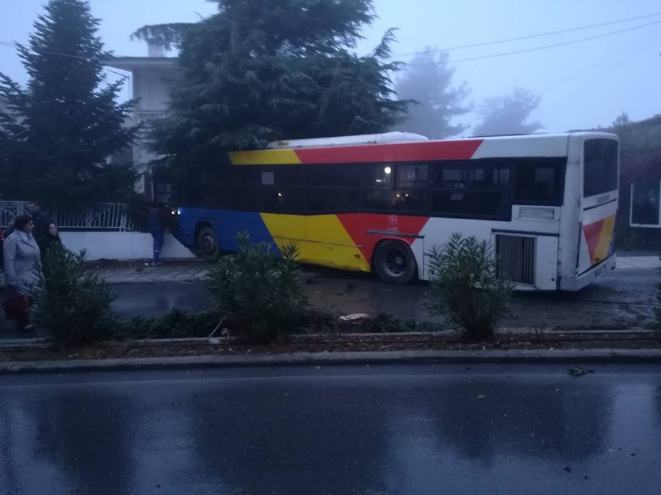 Λεωφορείο έπεσε σε περίφραξη σπιτιού στη Θεσσαλονίκη [Φωτογραφίες]