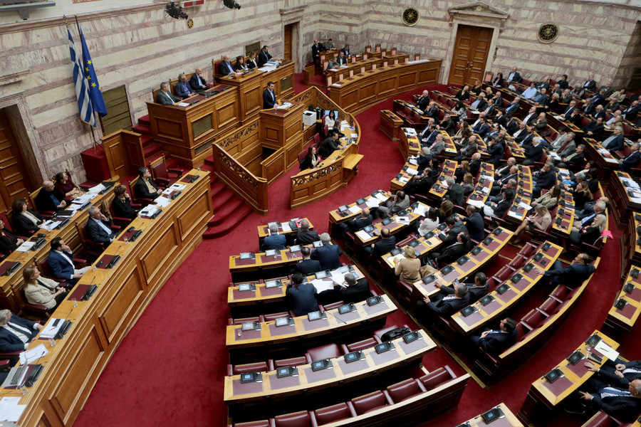 ‘Αγρια ιδεολογική κόντρα στη Βουλή για το ‘Αρθρο 3 του Συντάγματος