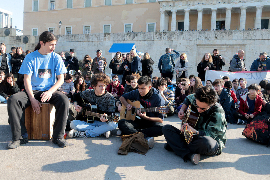 Στο Σύνταγμα διαδήλωσαν οι μαθητές των μουσικών σχολείων