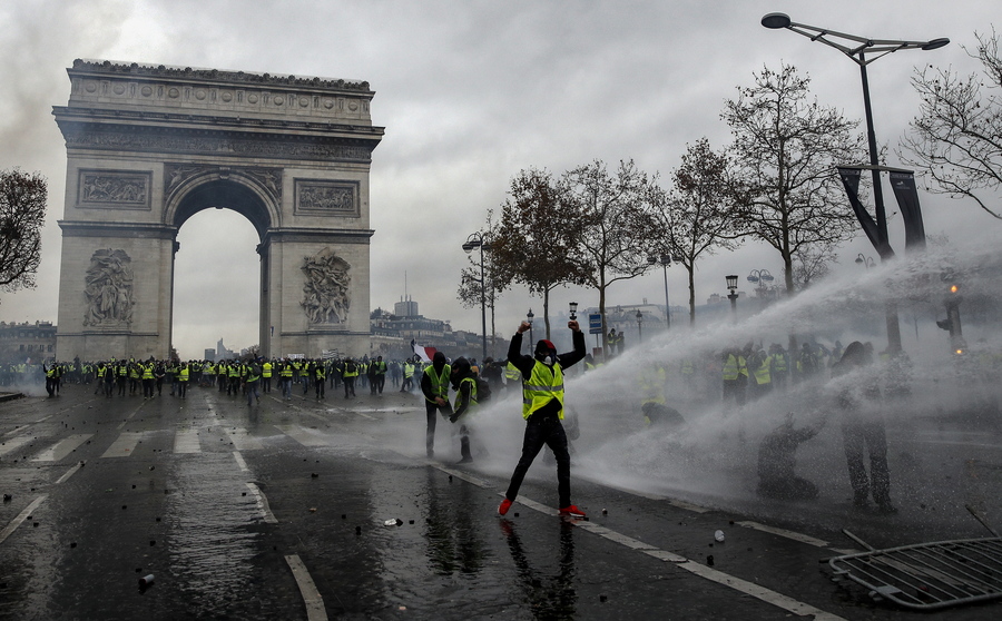 Le Monde: «Ανεκδιήγητες» οι βιαιότητες στο Παρίσι