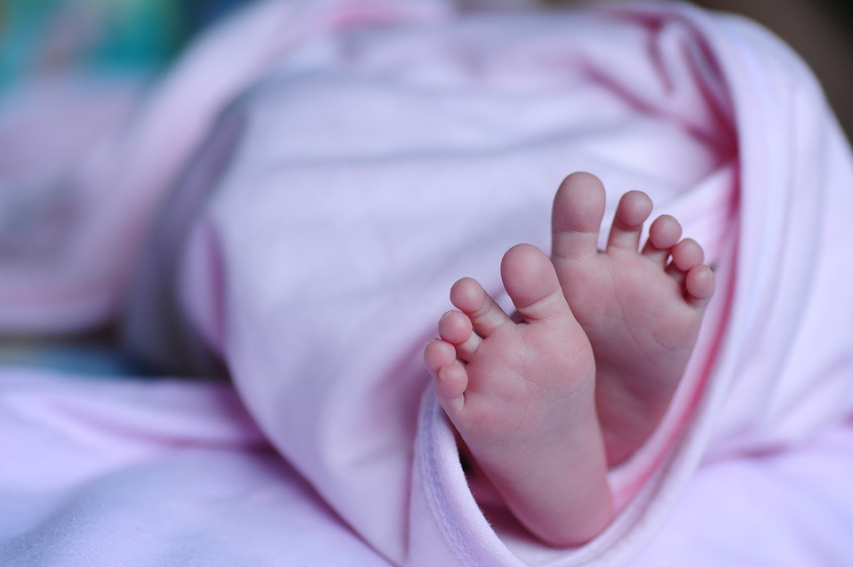 Ιατρικό «θαύμα»: Γεννήθηκε το πρώτο μωρό με μεταμόσχευση μήτρας από νεκρή δότρια