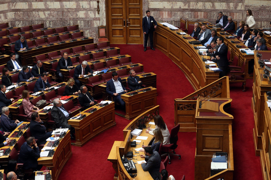 Υψηλοί οι τόνοι αντιπαράθεσης στη Βουλή για την κατάργηση της μείωσης των συντάξεων