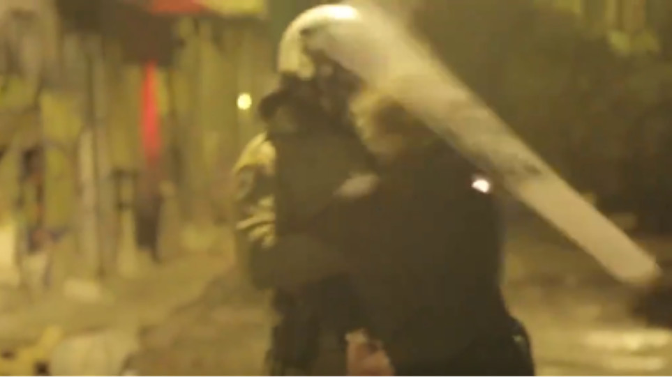 Εξάρχεια: Αστυνομικός χτυπά συλληφθέντα στο πρόσωπο με την ασπίδα [Βίντεο]