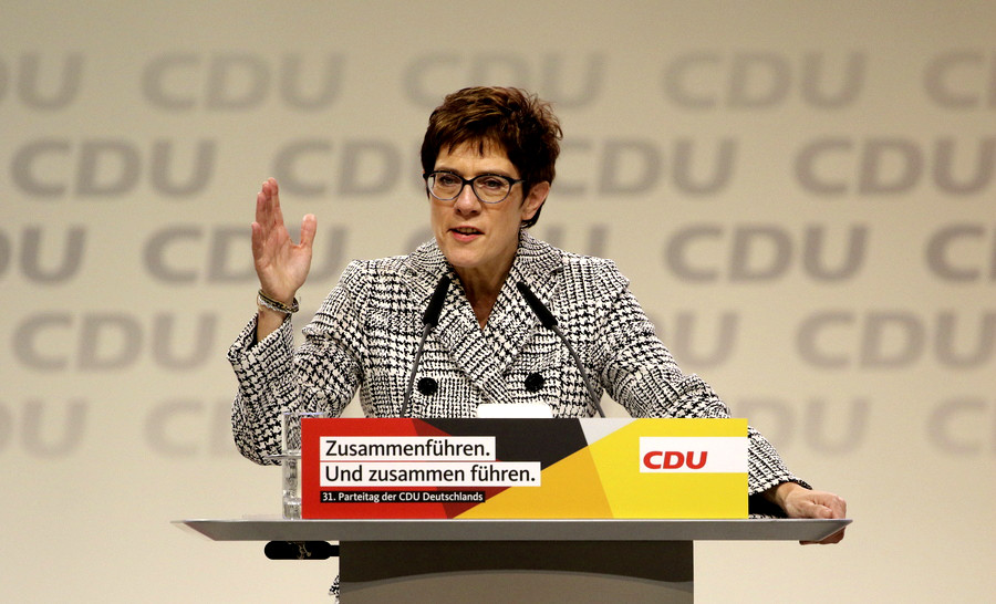Νίκη για Κραμπ – Καρενμπάουερ και Μέρκελ στο CDU