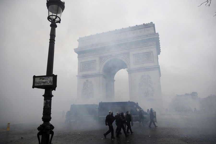 Ο Γάλλος υπουργός Εσωτερικών καταγγέλλει το «τέρας» που γέννησαν οι διαδηλώσεις