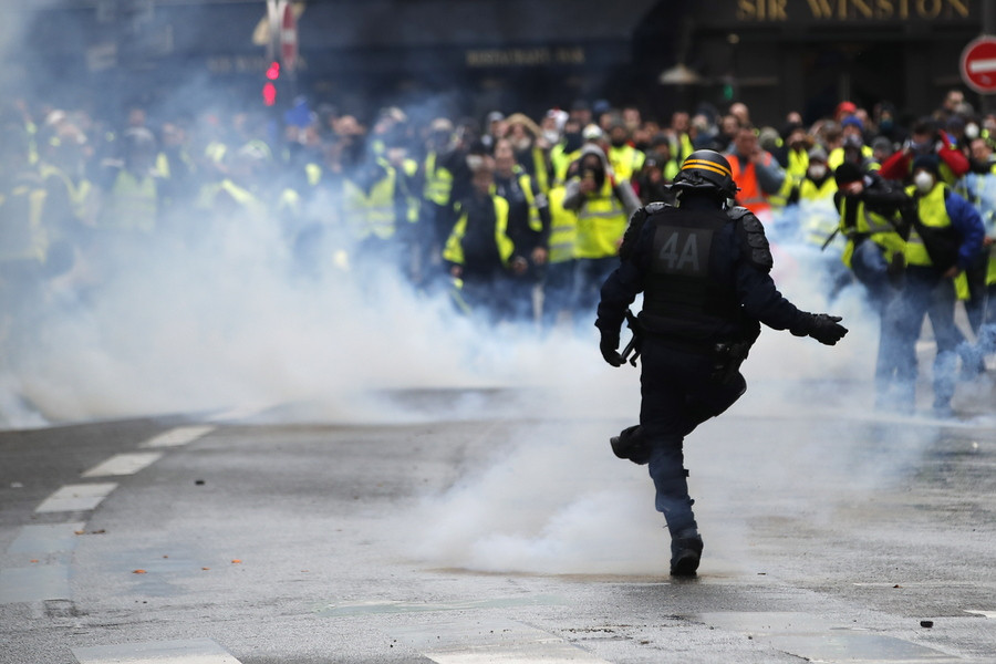 Κίτρινα γιλέκα: Εκατοντάδες συλλήψεις, δακρυγόνα και συγκρούσεις στο κέντρο Παρισιού [Live εικόνα]