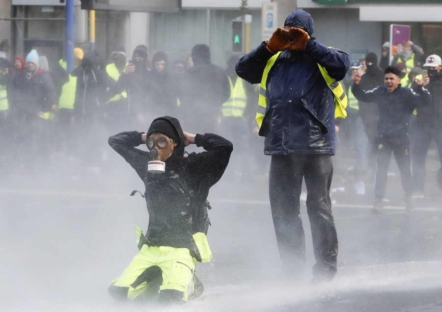 Κίτρινα γιλέκα και στις Βρυξέλλες: 400 συλλήψεις κι επεισόδια