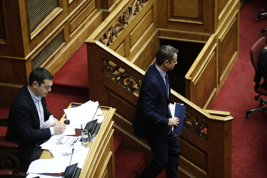 Σφοδρή σύγκρουση στη Βουλή και διπλό μήνυμα Τσίπρα για τις Πρέσπες