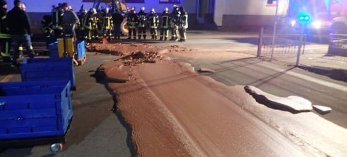 Το πιο γλυκό ατύχημα: Ένας τόνος σοκολάτας πλημμύρισε δρόμο [ΦΩΤΟ]