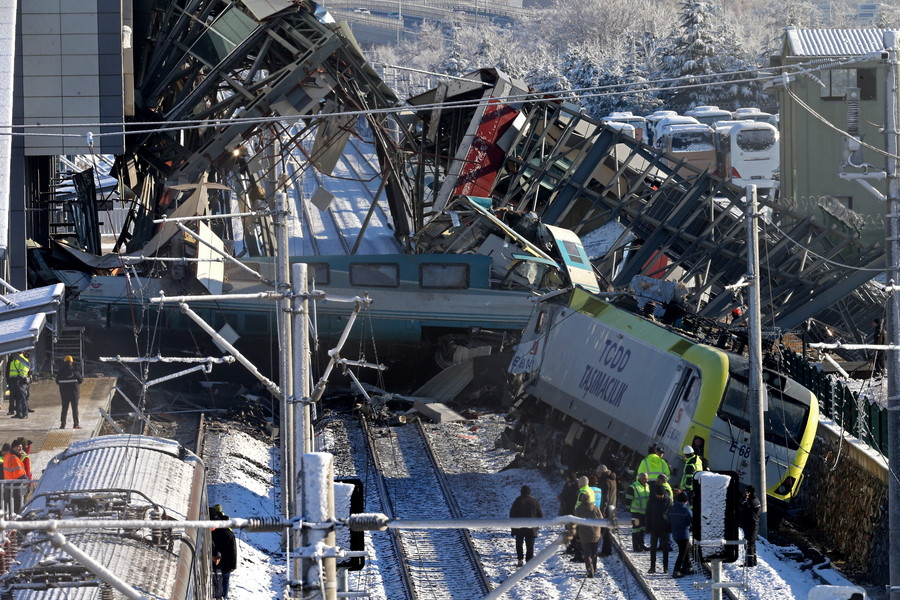 Άγκυρα: Τουλάχιστον 9 νεκροί και 47 τραυματίες από εκτροχιασμό τρένου