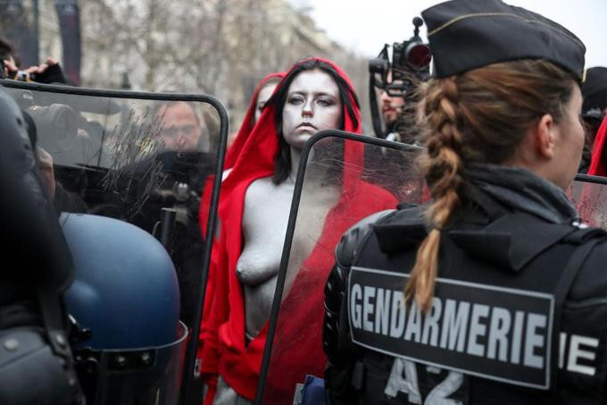 Οι Femen διαδήλωσαν χωρίς το «Κίτρινο Γιλέκο» τους στο Παρίσι [Βίντεο]