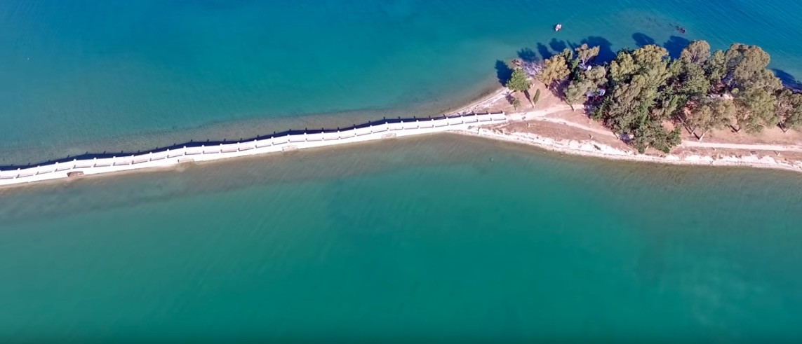 Το κοσμοπολίτικο ελληνικό νησάκι που πας με τα πόδια [BINTEO]