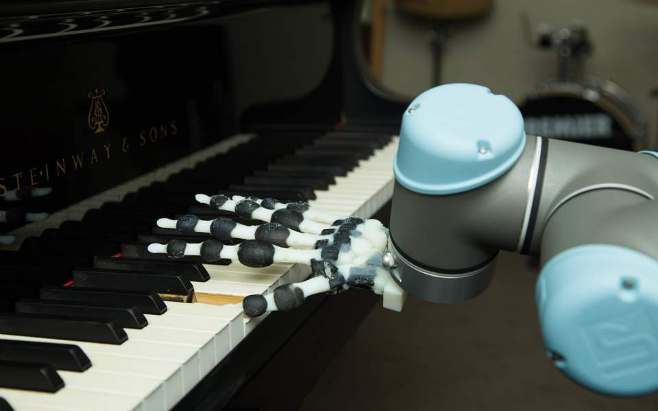 Δημιουργήθηκε το πρώτο ρομποτικό χέρι που παίζει πιάνο [ΒΙΝΤΕΟ]