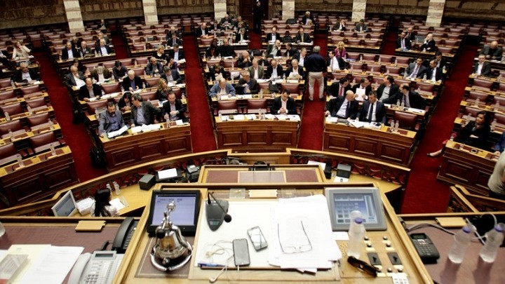 Βουλή: Αντιδράσεις για τον καταιγισμό τροπολογιών – «Πυροσβεστική» παρέμβαση Βούτση
