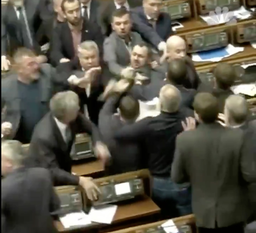 Ουκρανία: Άγριο ξύλο στη Βουλή για…τον Πούτιν [Βίντεο]