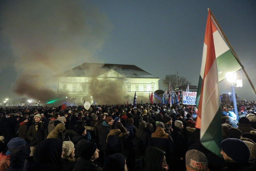 Χιλιάδες Ούγγροι και πάλι στους δρόμους για το «νόμο δουλείας» [Βίντεο]