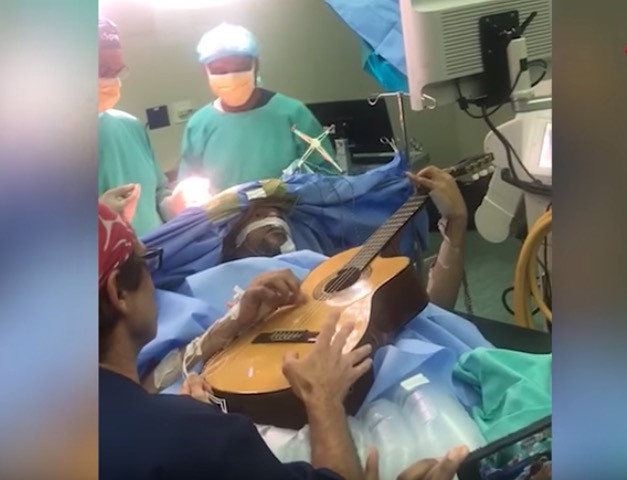 Μουσικός έπαιζε κιθάρα όσο οι χειρουργοί του αφαιρούσαν όγκο από τον εγκέφαλο [Βίντεο]