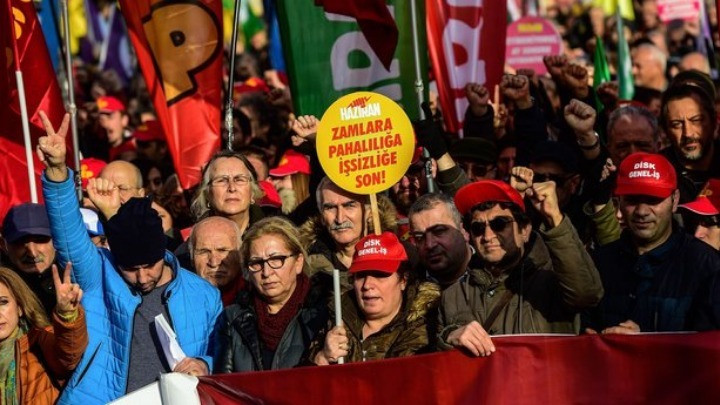 Χιλιάδες διαδηλωτές στους δρόμους της Κωνσταντινούπολης για «Δουλειά, ψωμί, ελευθερία» [Βίντεο]