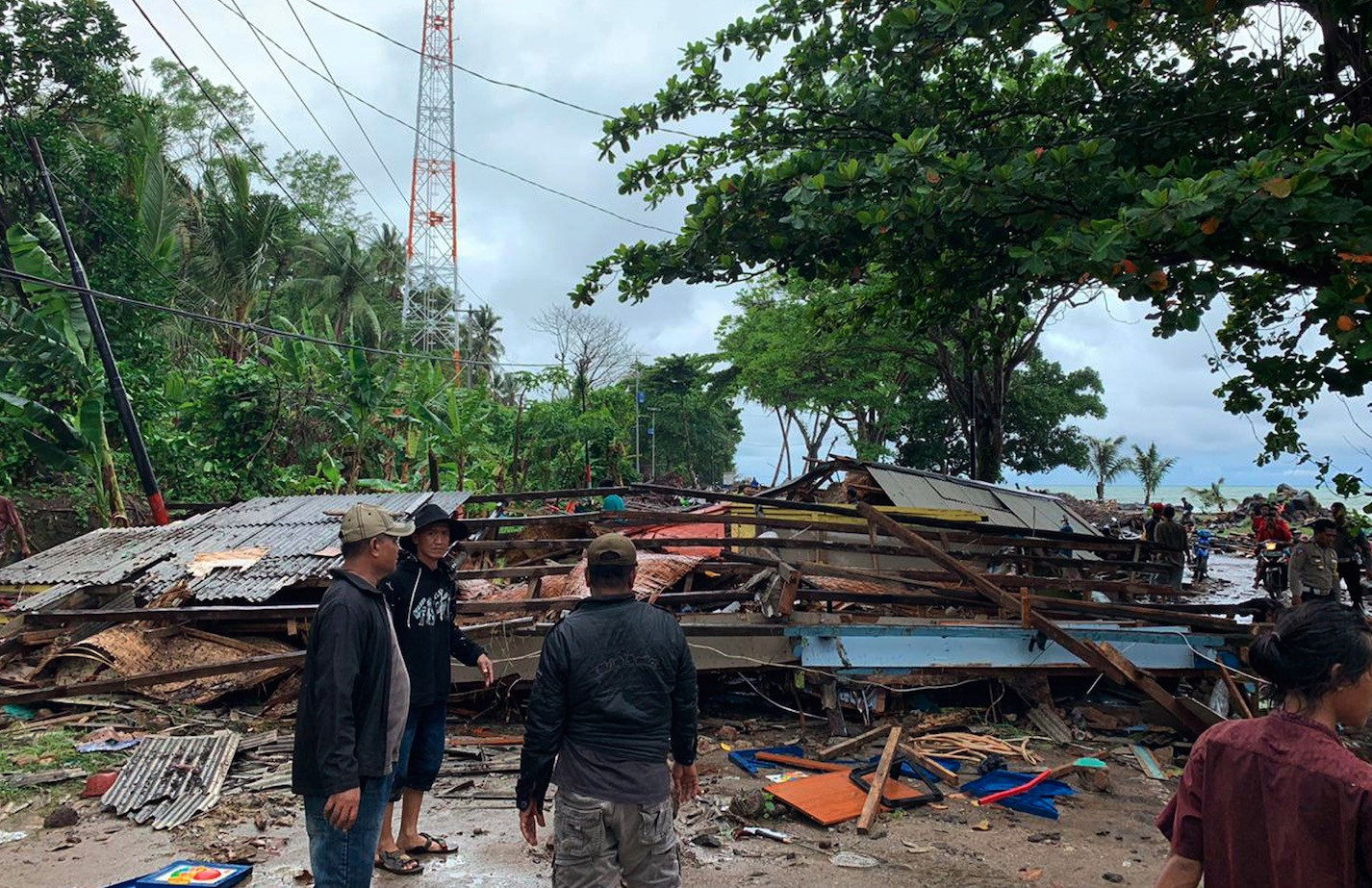 Τι άφησε πίσω του το φονικό τσουνάμι στην Ινδονησία [Φωτογραφίες]