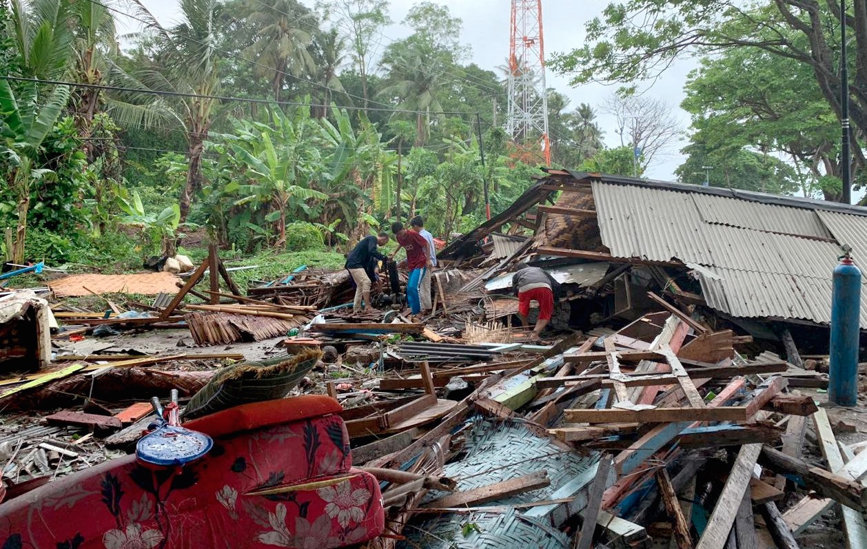 Εικόνες βιβλικής καταστροφής μετά το φονικό τσουνάμι στην Ινδονησία