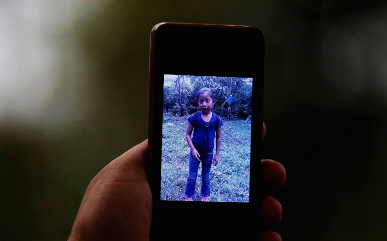 Γουατεμάλα: Σε λευκό φέρετρο το 7χρονο προσφυγόπουλο που πέθανε στις ΗΠΑ