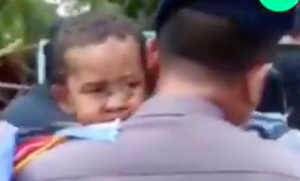 Ινδονησία: 5χρονο αγόρι ανασύρεται ζωντανό 12 ώρες μετά το τσουνάμι [Βίντεο]