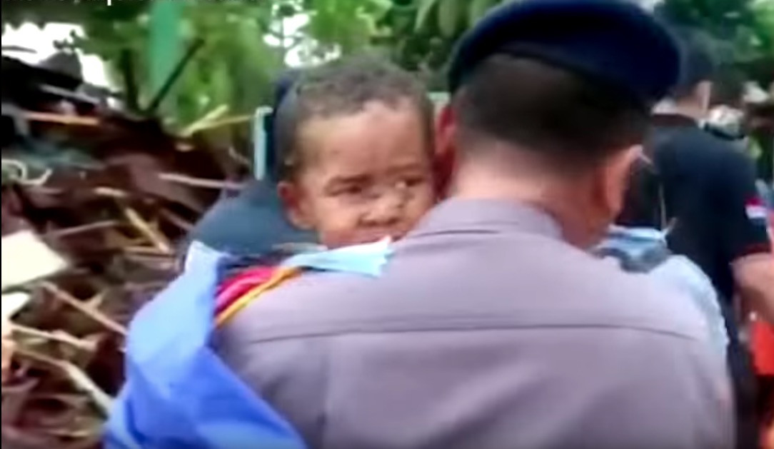 Τσουνάμι – Ινδονησία: Η διάσωση του 5χρονου Άλι – Έμεινε 12 ώρες κάτω από τα συντρίμμια [Βίντεο]