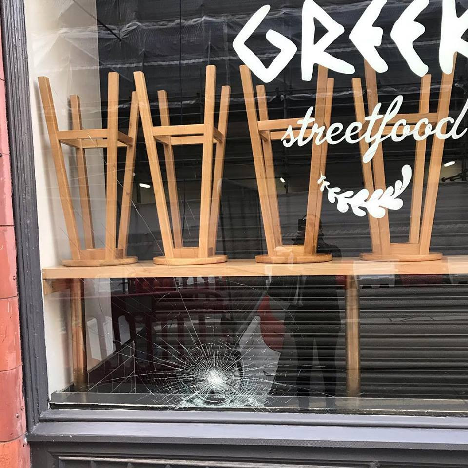 Διπλή ρατσιστική επίθεση σε ελληνικό εστιατόριο στη Βρετανία: Έξω οι Έλληνες