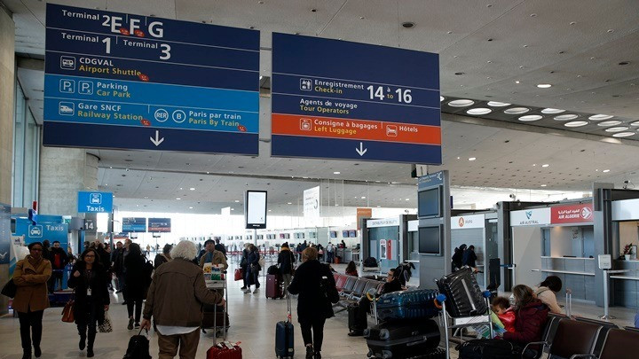 Παρίσι: Πανικός προσωρινά στο αεροδρόμιο Ντε Γκωλ εξαιτίας ψεύτικων όπλων