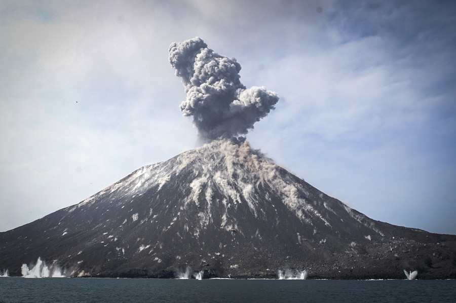 Ινδονησία: Το ηφαίστειο Κρακατόα… κόντυνε κατά δύο τρίτα μετά την έκρηξη