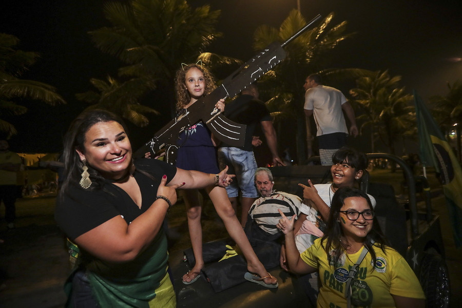 Βραζιλία: Την οπλοφορία απελευθερώνει ο Μπολσονάρου
