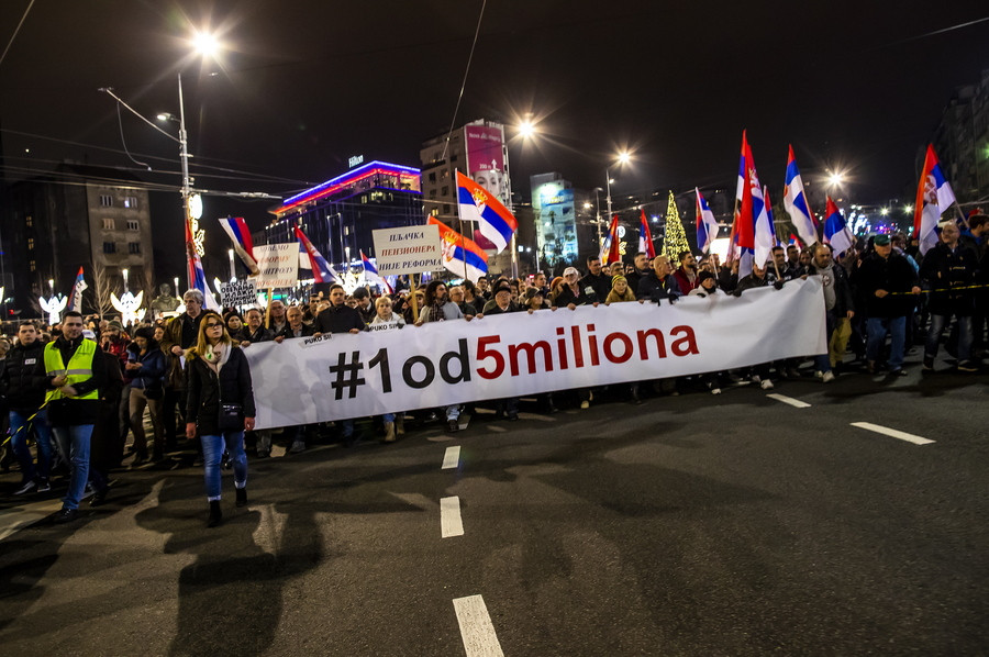Σερβία: Μαζική διαδήλωση κατά Βούτσιτς
