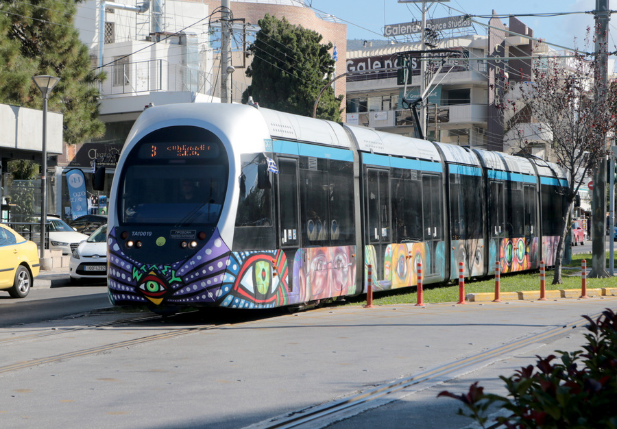 Τραμ παρέσυρε πεζό