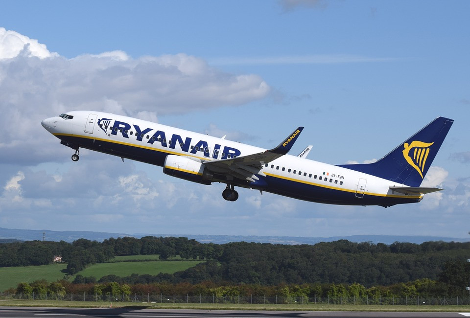 «Συγγνώμη» ζητά τώρα η Ryanair από τους επιβάτες που εγκατέλειψε στη Ρουμανία