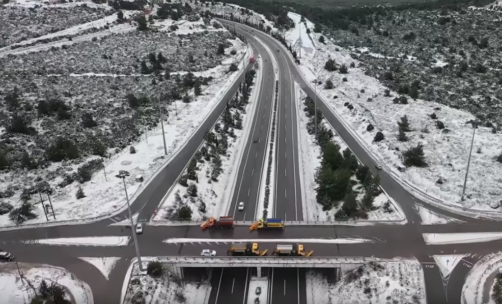 Εντυπωσιακά εναέρια πλάνα από τη χιονισμένη Εθνική Οδό Αθηνών – Λαμίας [ΒΙΝΤΕΟ]