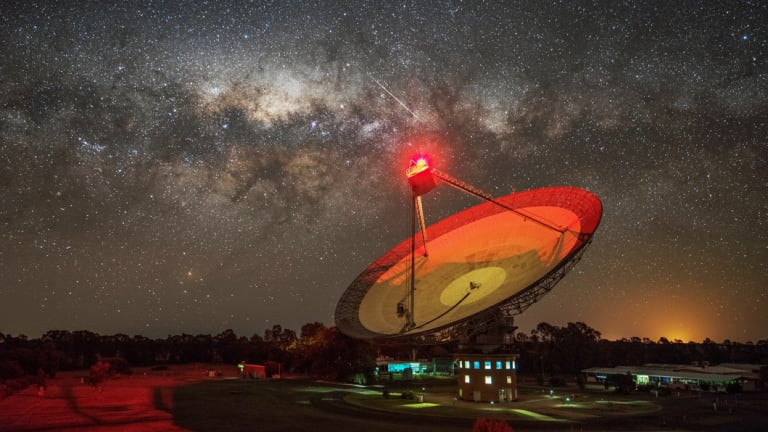 Αναζητώντας τη μυστηριώδη πηγή των ραδιοκυμάτων από μακρινό γαλαξία