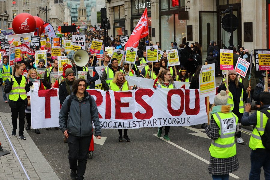 «Κίτρινα γιλέκα» και στο Λονδίνο για την πολιτική λιτότητας