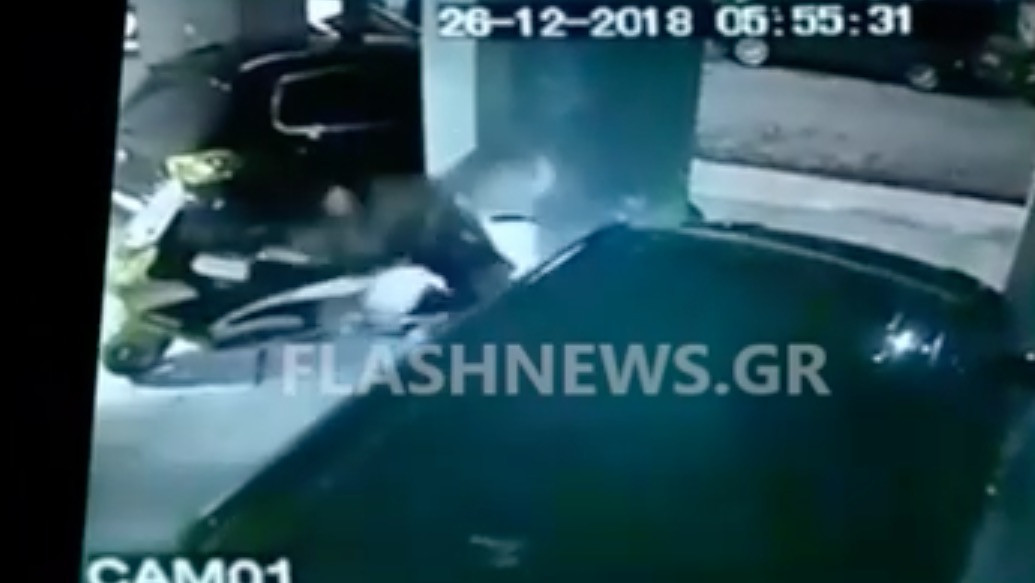 Χανιά: Η στιγμή της επίθεσης εναντίον γυναίκας στην είσοδο του σπιτιού της [Βίντεο]