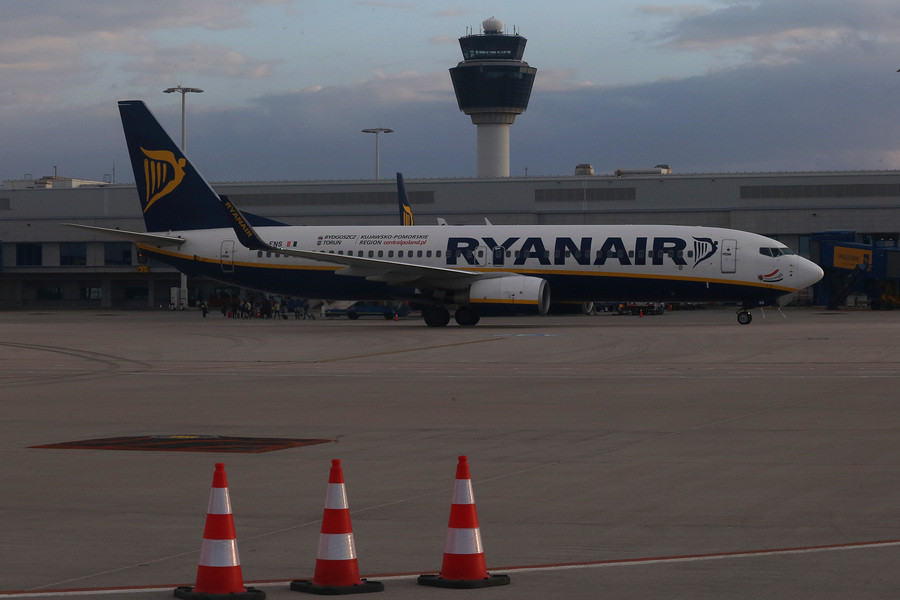 Διακόπτει τα δρομολόγια από Αθήνα για Θεσσαλονίκη, Χανιά, Ρόδο και Μύκονο η Ryanair
