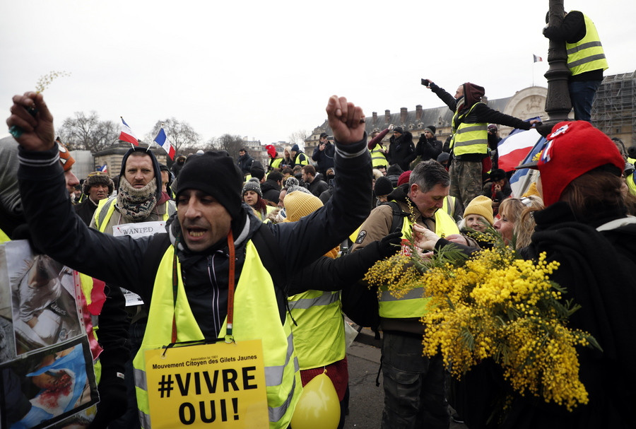 Επιμένουν τα Κίτρινα Γιλέκα – Ένα ακόμη Σάββατο στους δρόμους του Παρισιού