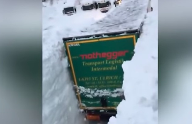Το χιόνι σκέπασε μέχρι και τα φορτηγά στην Αυστρία [ΒΙΝΤΕΟ]