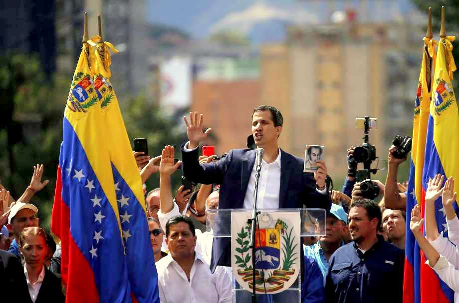 Ποιος είναι ο Χουάν Γκουαϊδό που αυτοανακηρύχθηκε πρόεδρος της Βενεζουέλας;