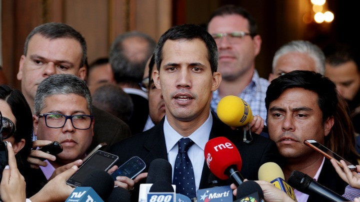 Βενεζουέλα: Απαγόρευση εξόδου και δέσμευση περιουσιακών στοιχείων για τον Γκουαϊδό
